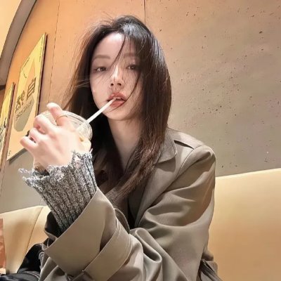 举杯畅饮的姐姐们